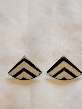 Vtg Black and White Chevron Enamel Minimalist Stud Earrings